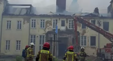 Dach runął w ogniu. Trwa dramatyczna walka o zabytkowy pałac w Wietrznie