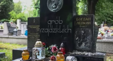 Zniszczony grób Bohdana Łepkiego w Krakowie. Z nagrobka skradziono płaskorzeźbę pisarza
