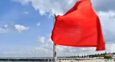 Bałtyk pokazuje swoje groźne oblicze. Na plażach pojawiły się czerwone flagi