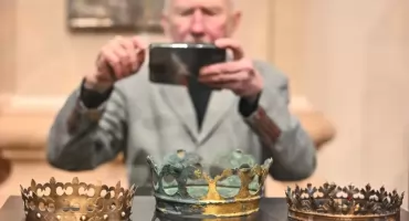 Korony Jagiellonów odnalezione w podziemiach katedry. Niezwykła wystawa w Wilnie