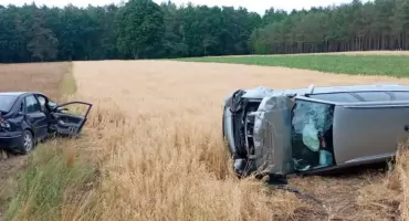 Zderzenie wyrzuciło auta na pole