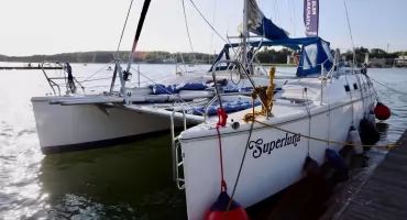 [WIDEO] Rejs katamaranem po jeziorze Ukiel. Letnie oblicze Olsztyna z pokładu wyjątkowej jednostki