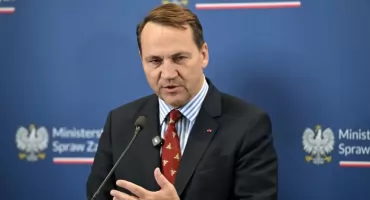 Sikorski ostrzega przed scenariuszem Kremla. „Rosja może przygotowywać niebezpieczną prowokację”