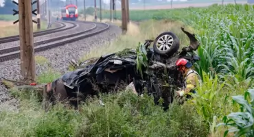 Pociąg zmiażdżył auto. To cud co stało się z kierowcą