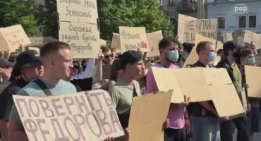 Tysiące osób na ulicach Kijowa. Ukraińcy protestują przeciwko odejściu ministra obrony [WIDEO]