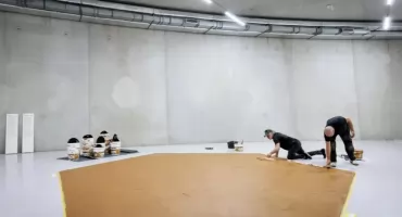 360 kg masła orzechowego na podłodze. Witamy w świecie sztuki