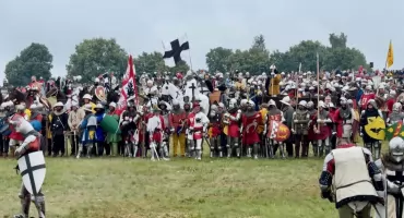 [WIDEO] Bitwa pod Grunwaldem 2026 mimo deszczu. Z kamerą wśród rekonstruktorów i turystów