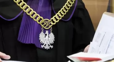 Polski wątek „akademii gwałtu”. Akt oskarżenia trafił do sądu