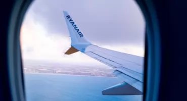 Huk, rozbite okno i gwałtowna dekompresja. NTSB studzi wersję Ryanaira