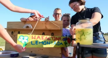 Czy dzieci mogą okazjonalnie sprzedawać lemoniadę, soki, owoce czy domowe wypieki?
